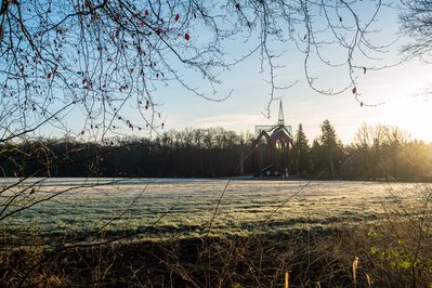 Kloster Ihlow, Ostfriesland. Das wiederaufgebaute Kloster mit seinem markanten Stahlskelett kurz nach dem Sonnenaufgang